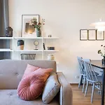 Marina Island - Modern Riverside Apartment With Terrace