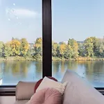 Marina Island - Modern Riverside Apartment With Terrace
