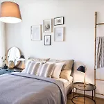 Marina Island - Modern Riverside Apartment With Terrace